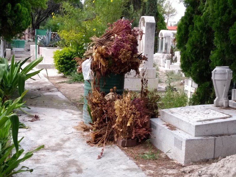 Basura y falta de mantenimiento en el panteón.