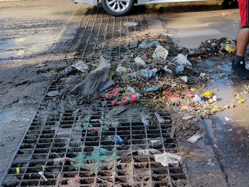 Basura y lluvias elevan riesgo de inundaciones en Tepic