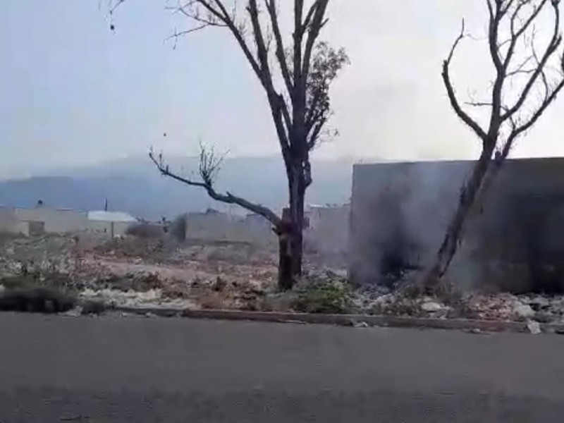 Basura y quema de residuos incontrolable en Camino Viejo San