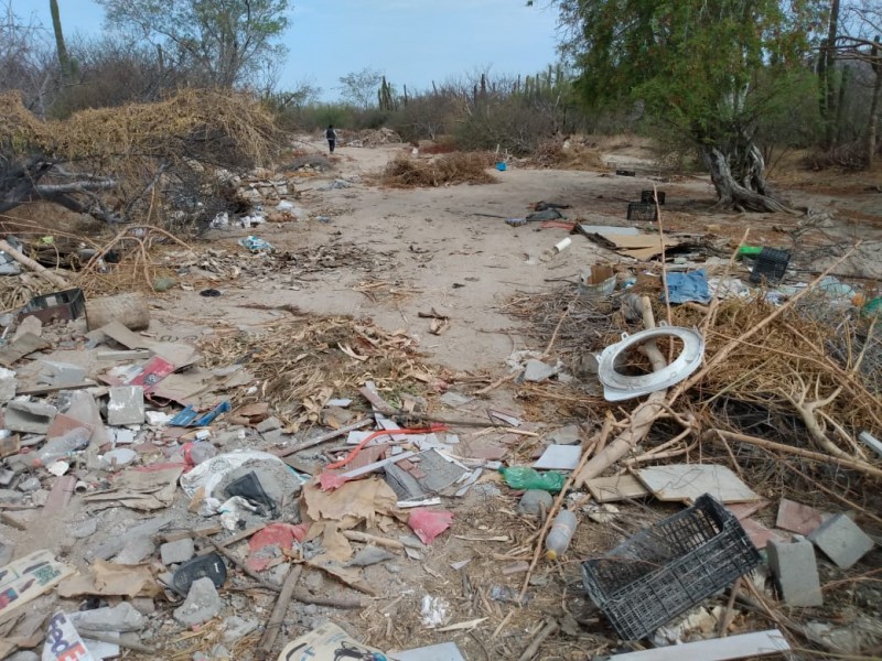 Basurero clandestino en cauce de arroyo