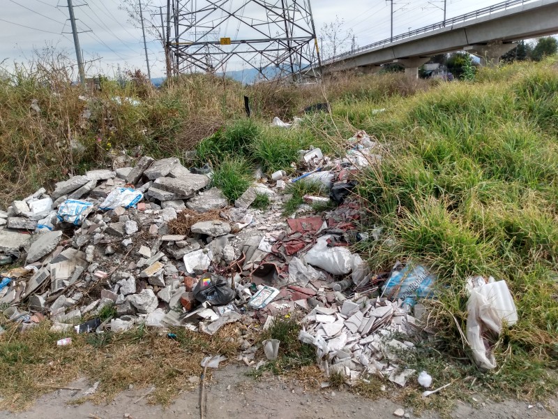 Basurero en cruce de Las Torres