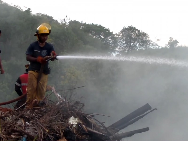 Basurero Municipal de Zihuatanejo se incendia