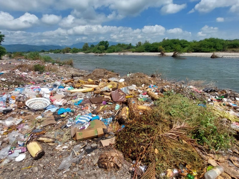 Basureros a cielo abierto contaminan río Tehuantepec