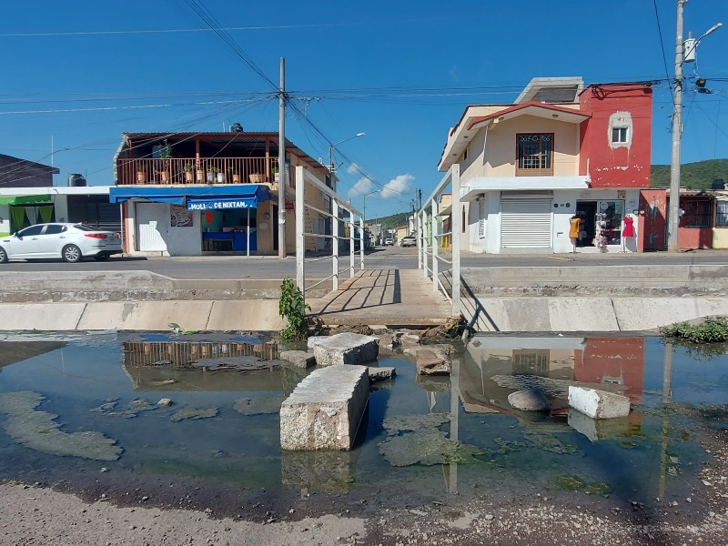 Batallan con fuga incontrolable de aguas negras en La Cantera