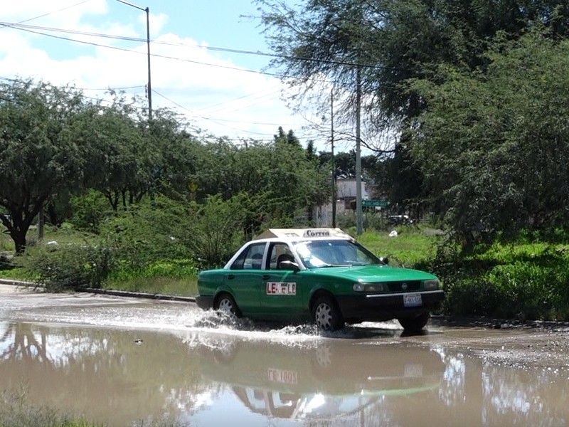 Batallan con los baches vecinos de Jesús de Nazareth