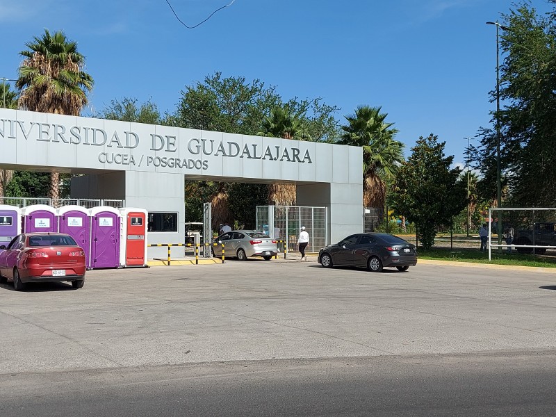 Batallan en el CUCEA para encontrar la fila de vacunación