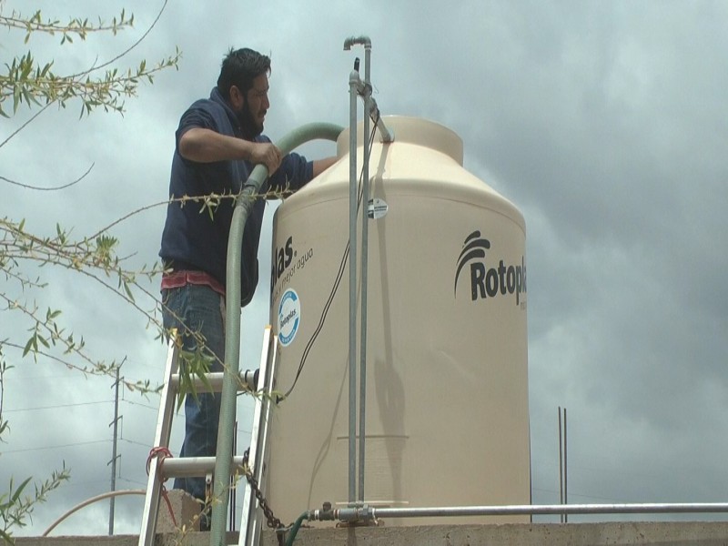 Batallan familias de la periferia por conseguir agua