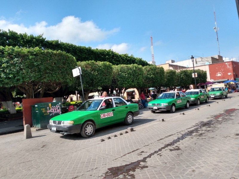 Batallan taxistas de Comonfort por la afectación económica