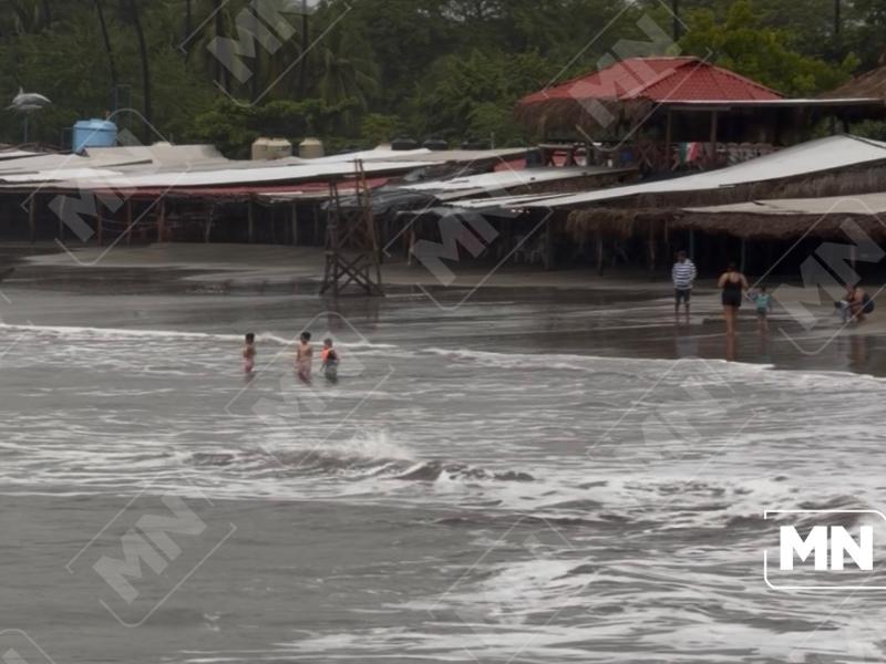 Bañistas desafían oleaje y bandera negra en playas de Ixtapa-Zihuatanejo