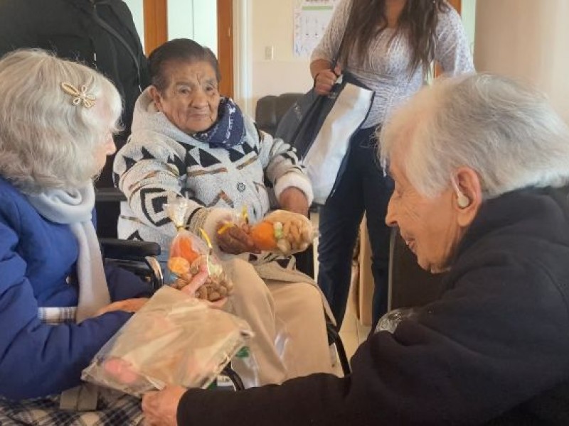 Beatriz entrega bufandas en asilo de ancianos Divina Providencia