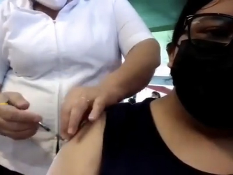 Beatríz podría perder licencia como enfermera tras simular vacunación: Gobernador