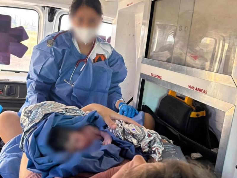 Bebé nace a bordo de ambulancia de Protección Civil en Silao