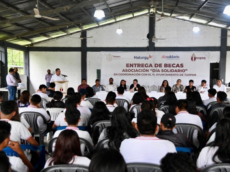 Becas a jóvenes del Kilómetro 15