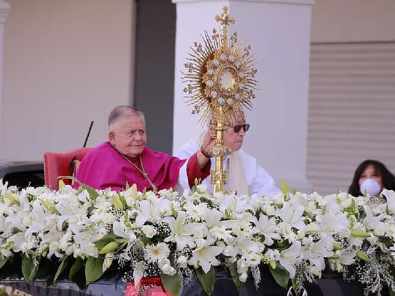 Bendice arzobispo de Toluca a feligreses en Domingo de Pascua