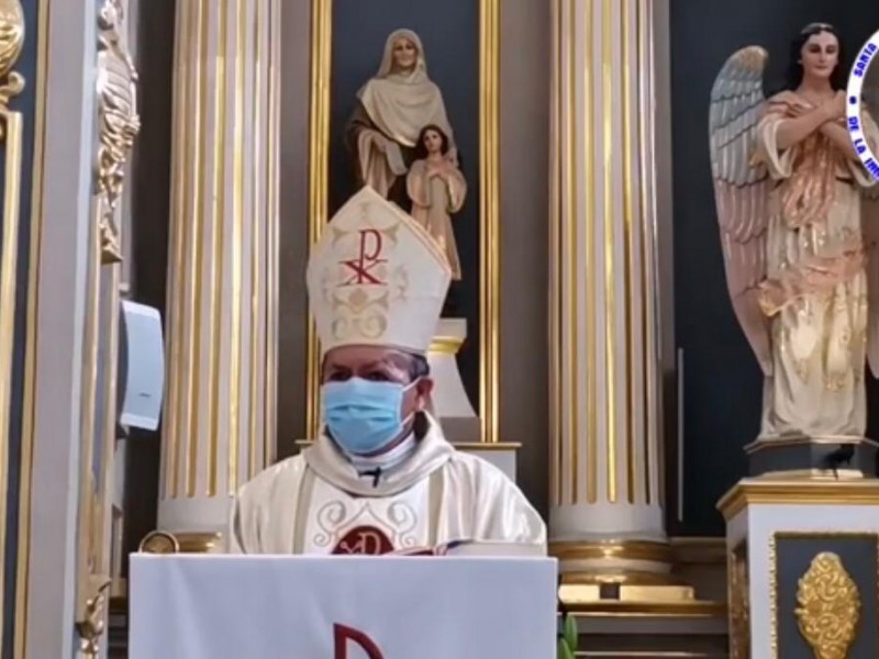 Bendición de niños Dios en catedral de Tehuacán