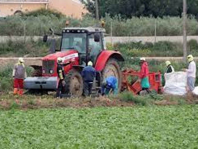 Benefician a trabajadores del campo con pagos de combustibles.