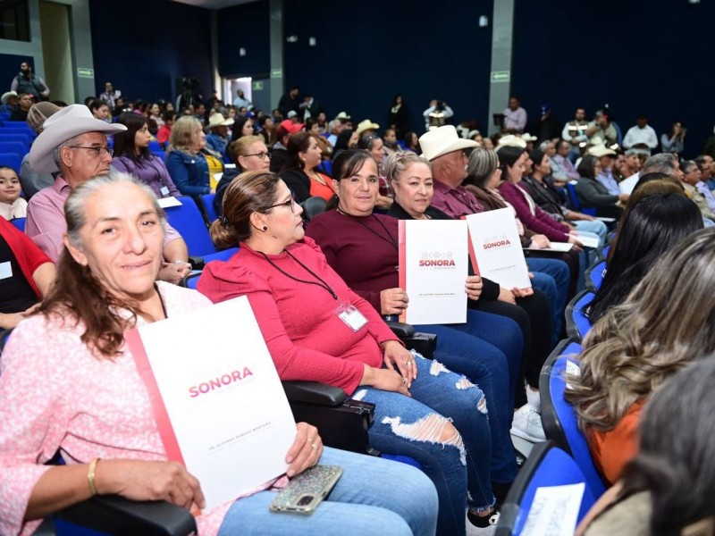 Benefician familias con certeza jurídica, becas e infraestructura deportiva