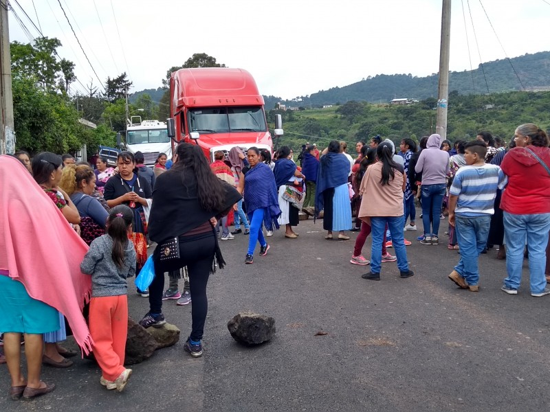 Beneficiarias de PRÓSPERA bloquean carretera en la Cantera