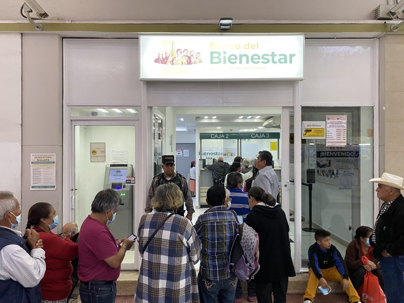 Beneficiarios critican falta de organización para cobrar pensiones de Bienestar