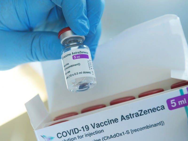 Beneficios de vacuna AstraZeneca prevalecen sobre los riesgos, asegura EMA
