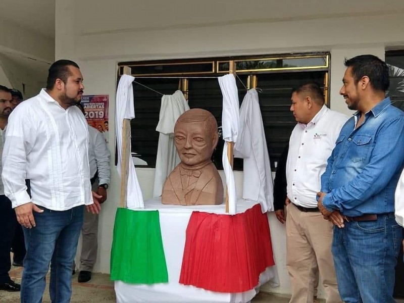 ¿Benito Juárez o E.T.?