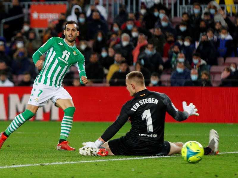 Betis propina primer derrota al Barcelona de Xavi Hernández