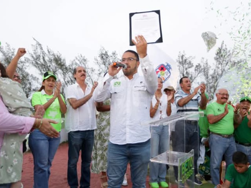 Beto Cobos recibe constancia como alcalde electo de Alvarado