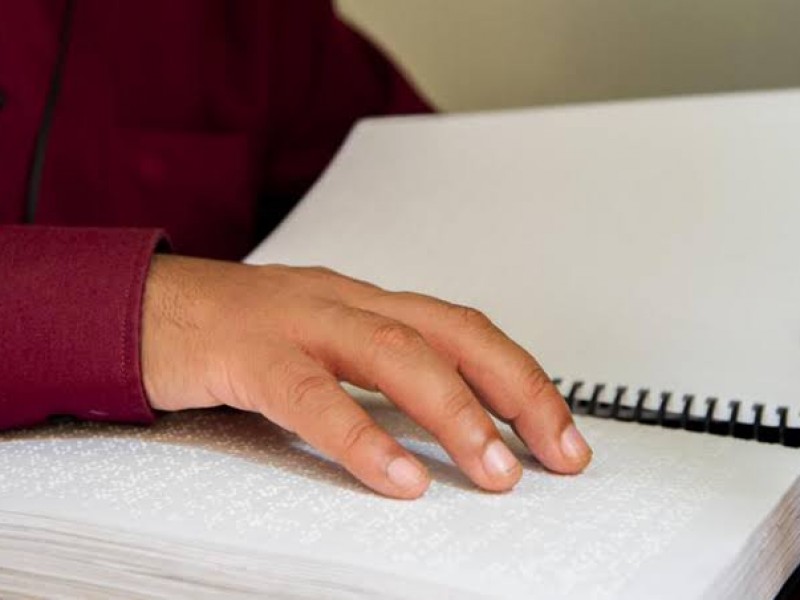 Biblioteca pública recibe ejemplares literarios de lenguaje Braille