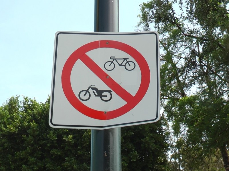 Bicicletas y motocicletas no respetan los señalamientos