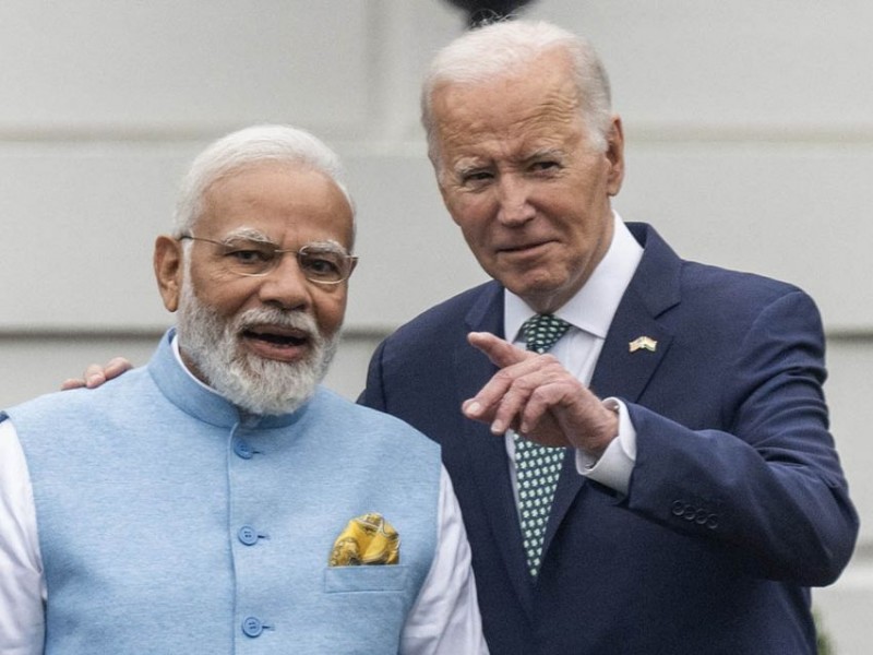 Biden camina de la mano del primer ministro de India