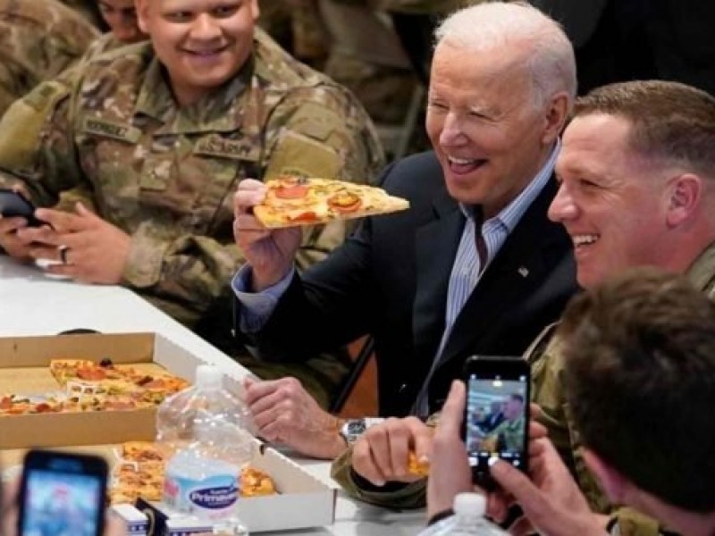 Biden come pizza con soldados estadounidenses en Polonia