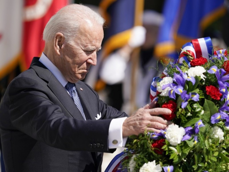 Biden conmemora el Día de los Caídos en Guerras