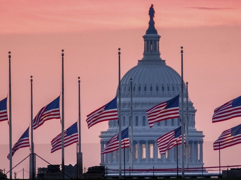 Biden ordena banderas a media asta en memoria víctimas Covid-19