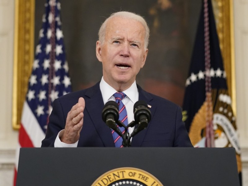 Biden promete compartir vacunas de EU con el mundo