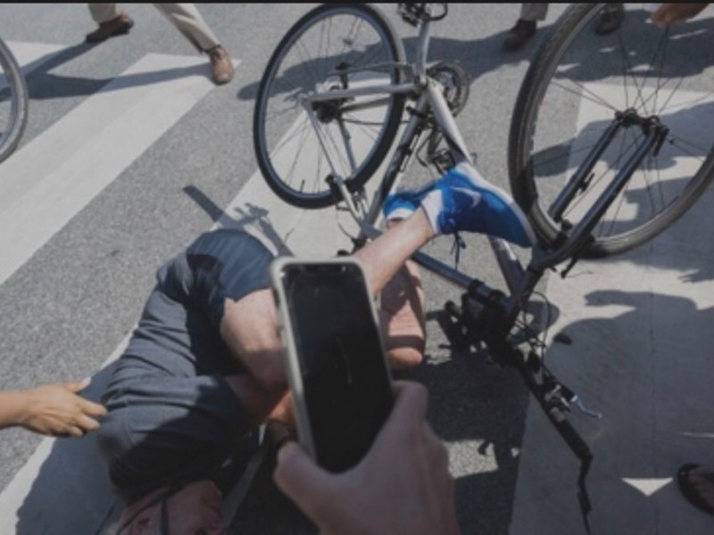 Biden se cae de la bicicleta durante un paseo