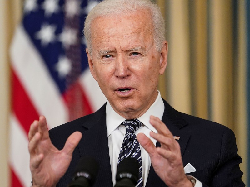 Biden se compromete a aplicar 200 millones de vacunas