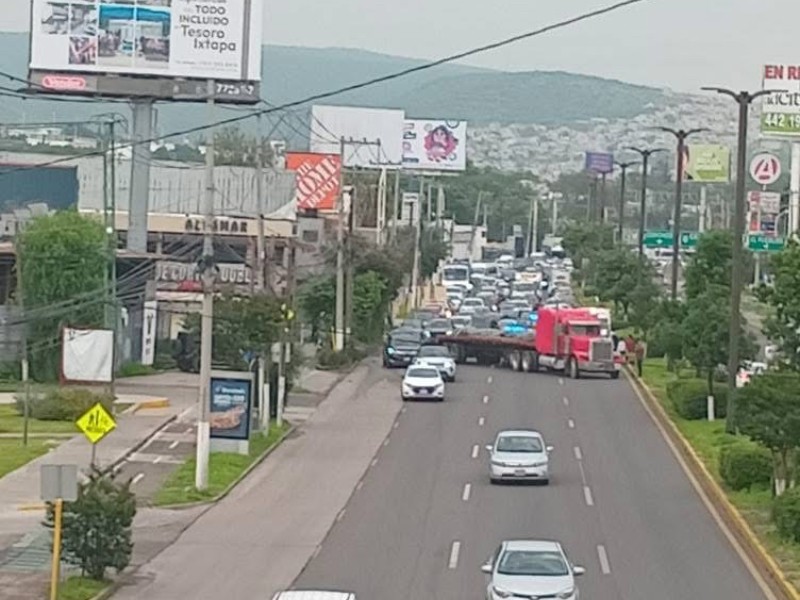 Biker chocó contra un tráiler en paseo constituyentes