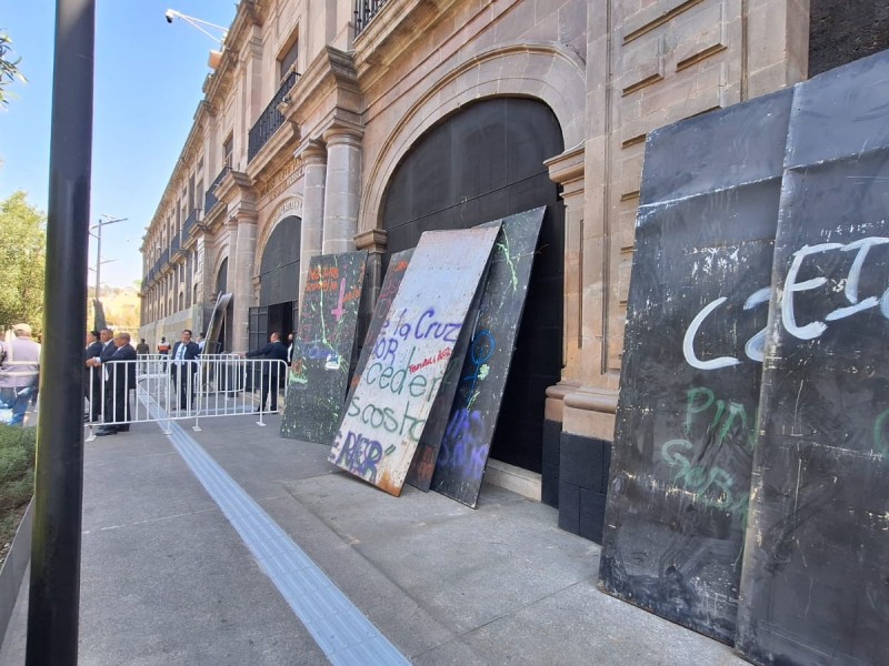 Blindan edificios y monumentos por marcha del 8M