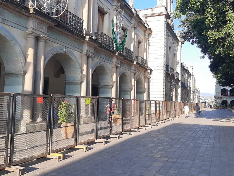 Blindan palacio de gobierno de Oaxaca por marcha del 2 de octubre