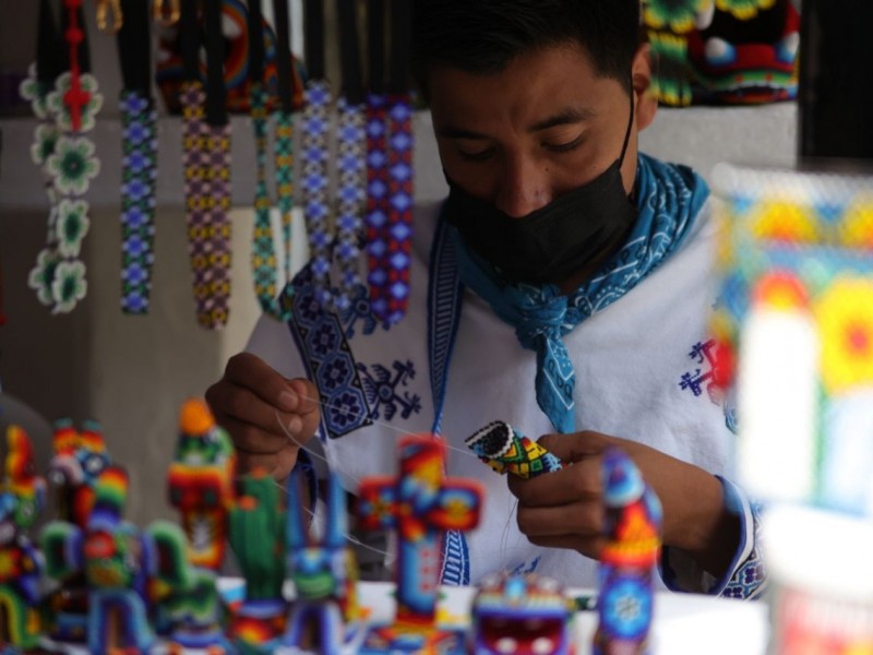 Blindarán legalmente artesanías y cultura Wixárika para evitar plagio artístico