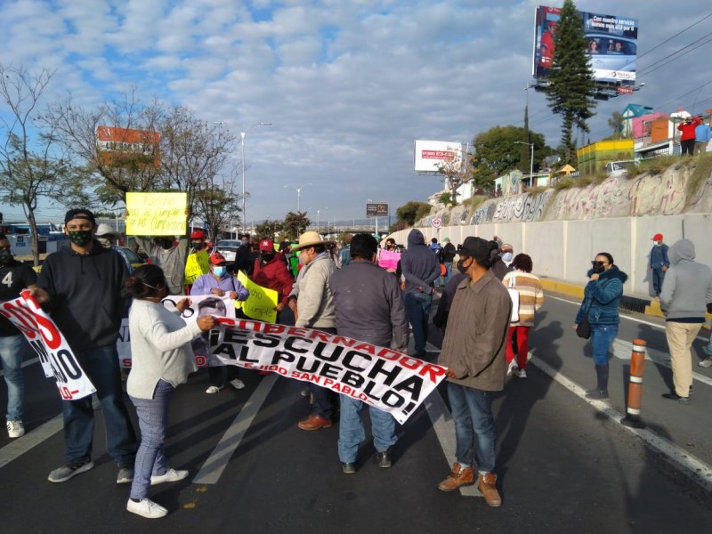 Bloqueo en Bernardo Quintana generó caos vial