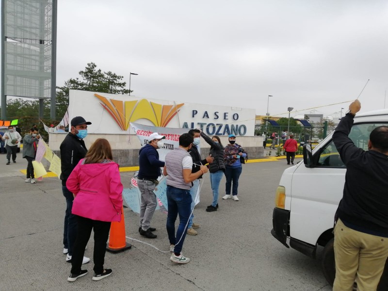 Bloquea CNTE accesos a Plaza Comercial Altozano, en Morelia