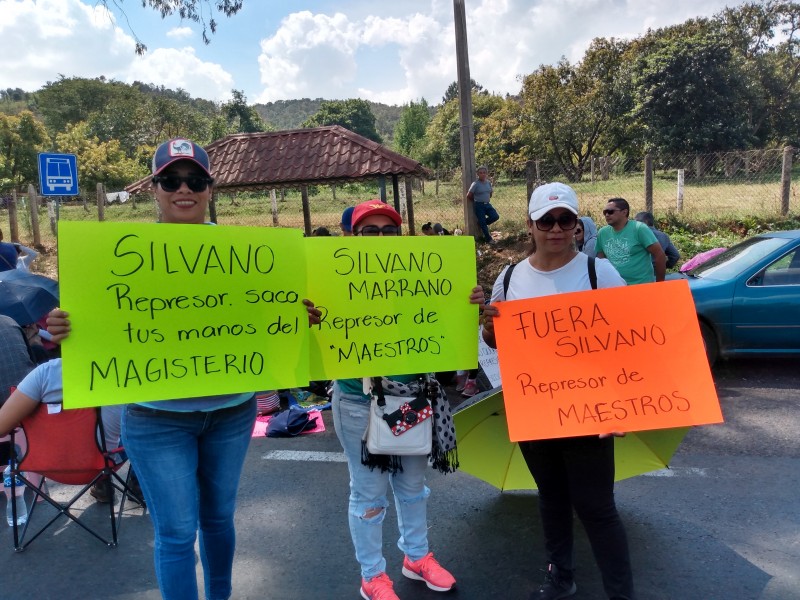 Bloquea CNTE carretera Zamora - Morelia