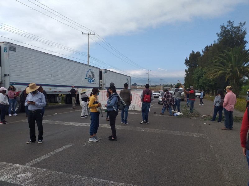 Bloquea CNTE Poder de Base carreteras en Michoacán