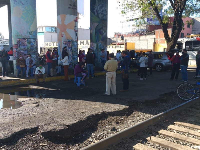 Bloquea CNTE vía férrea en Morelia 