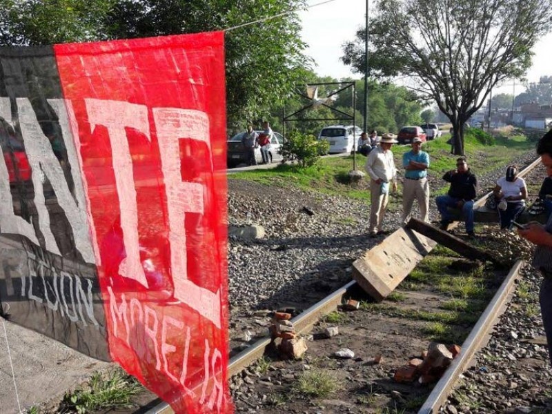 Bloquea la CNTE vías del tren en Pátzcuaro