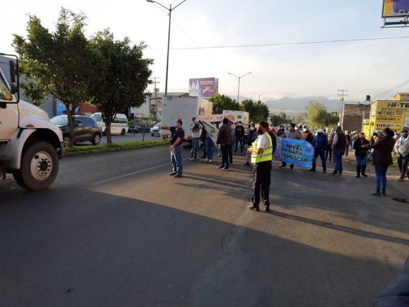 Bloquea magisterio Libramiento de Morelia; exigen pagos