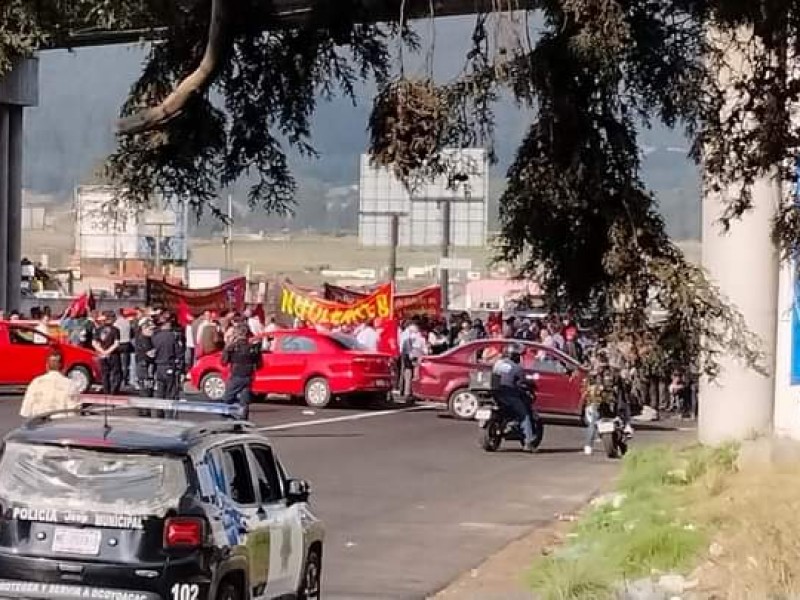 Bloquea sindicato del ININ la Toluca-México por mejoras salariales