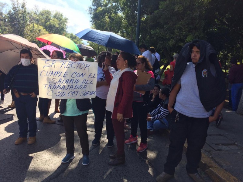 Bloquea SUEUM calles en demanda de pagos