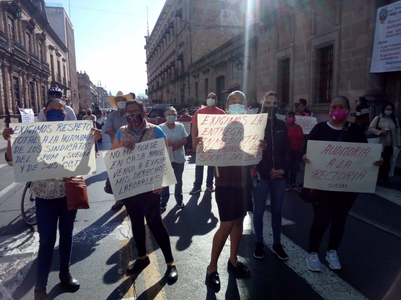 Bloquea SUEUM calles en exigencia de sus pagos